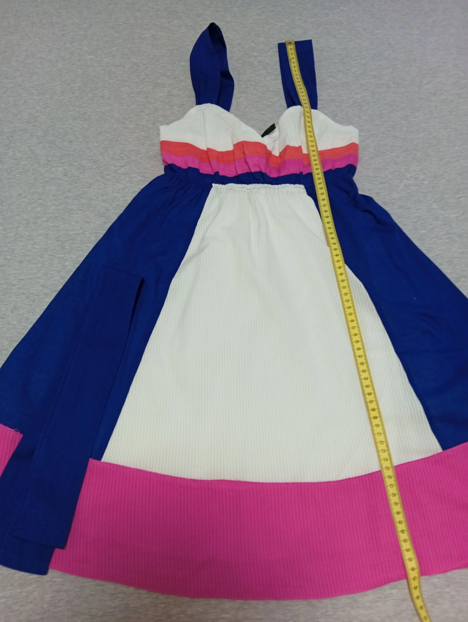 Robe d'été à bretelles et un décolleté en V avantageux – photo 6